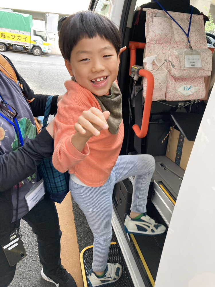 新車に大喜びな子供たち