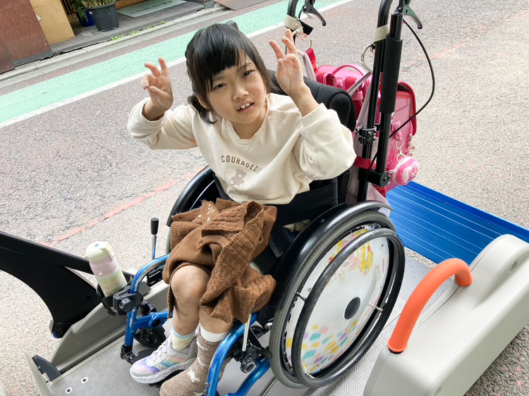 新車に大喜びな子供たち