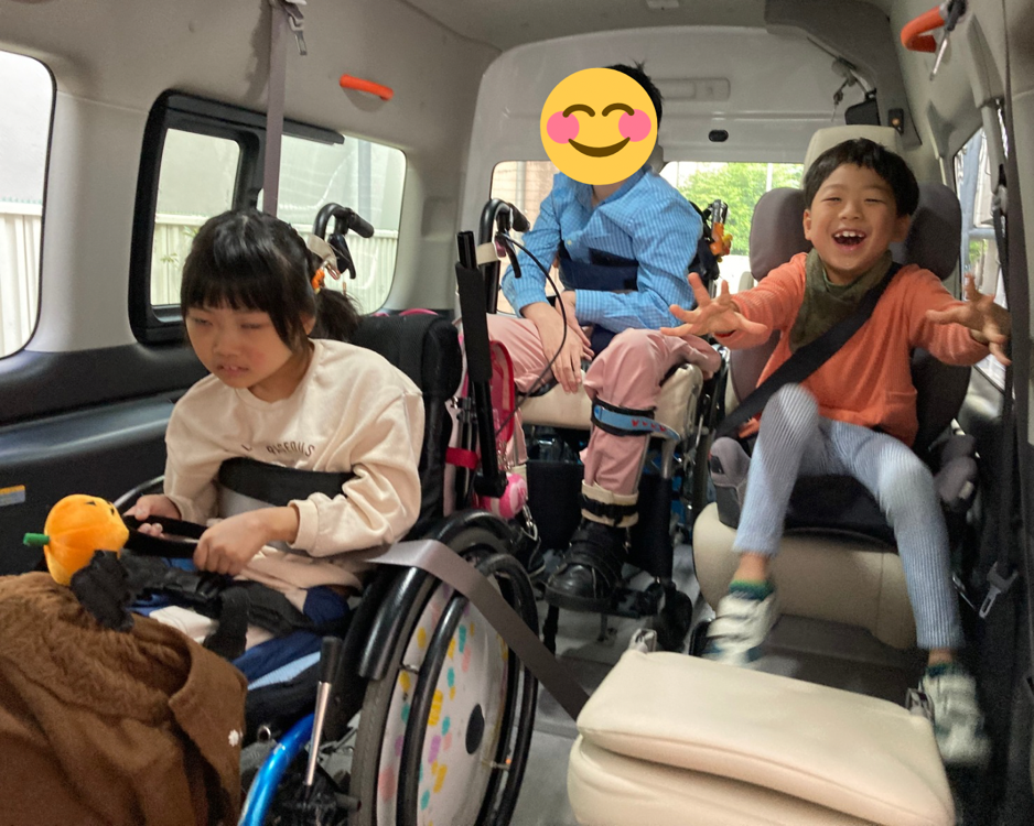 新車に大喜びな子供たち