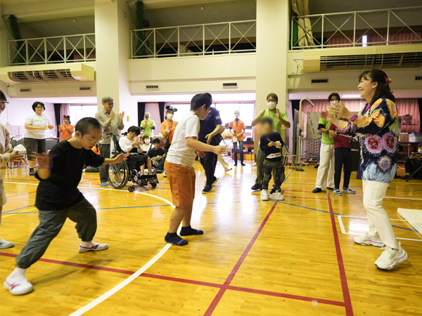 盆ギリ恋歌で盆踊り