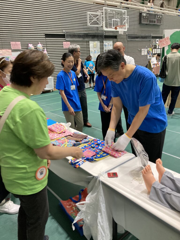 新宿区長も疑似体験にチャレンジ