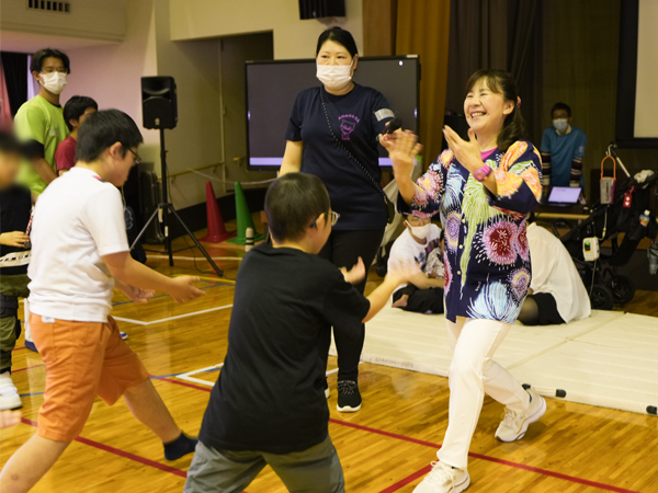 盆ギリ恋歌で盆踊り