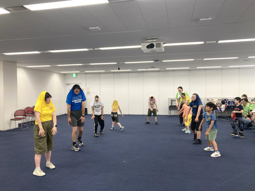 Tシャツをえりから頭にかぶって踊る