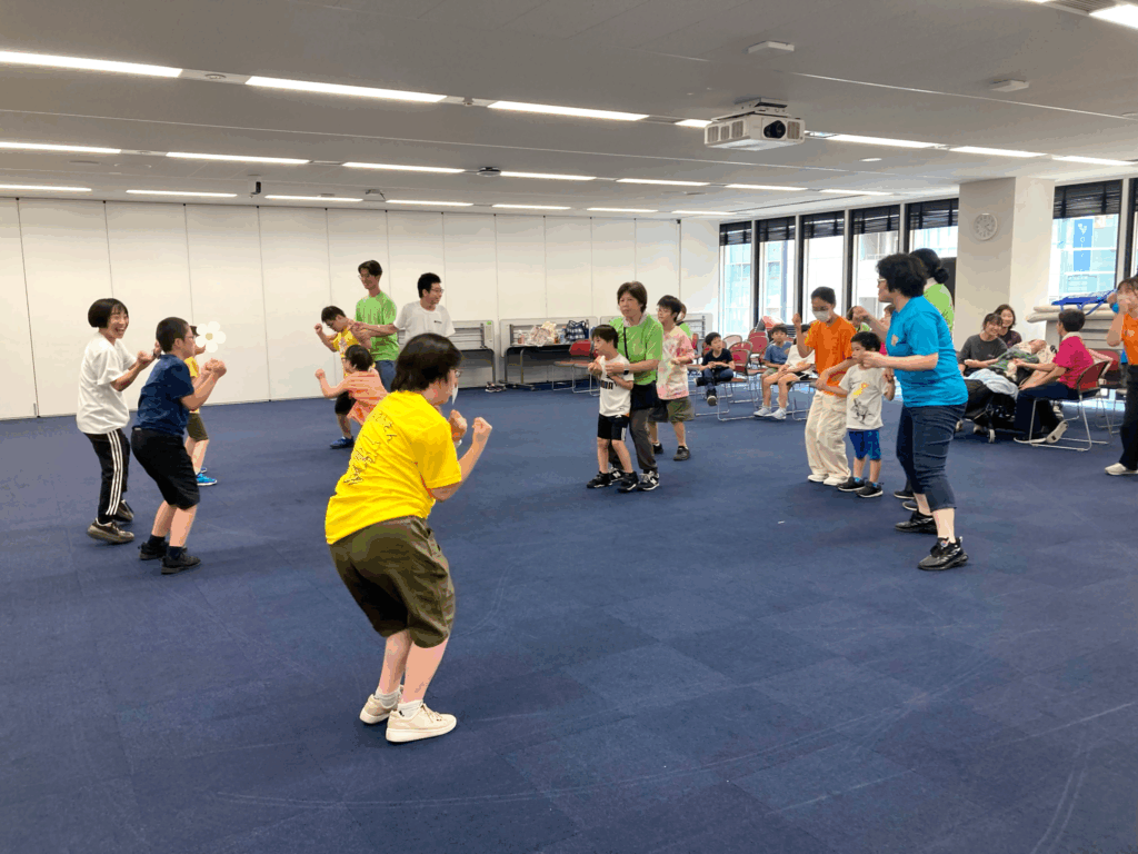 サニーフラワーダンスとダンスを楽しむ子どもたち