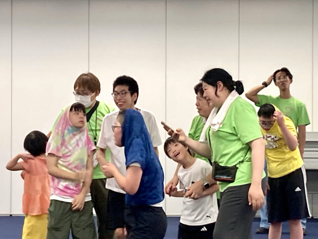 Tシャツをえりから頭にかぶるみんな