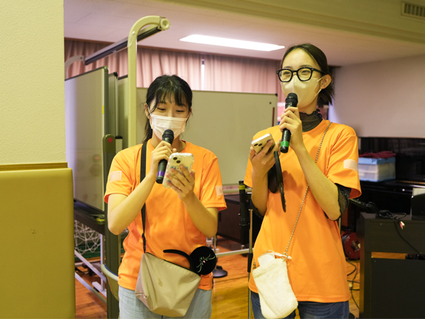 ボランティア学生による司会