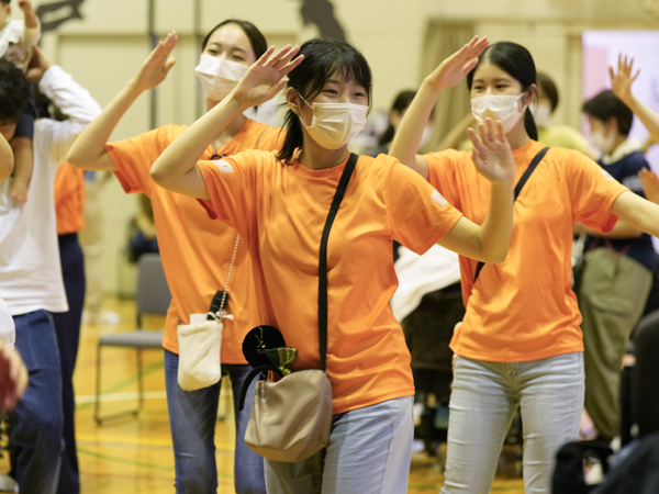 盆ギリ恋歌で盆踊りするボランティア