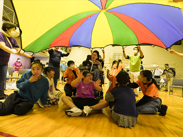 パラバルーンで遊ぶゲスト