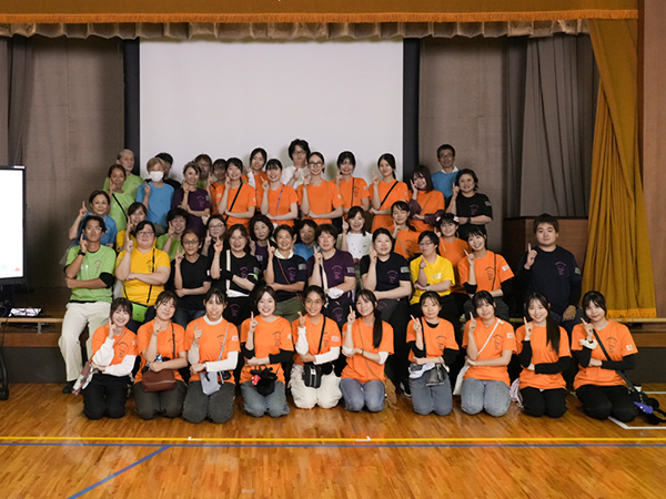 スタッフとボランティア集合写真