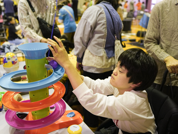 おもちゃで遊ぶゲスト