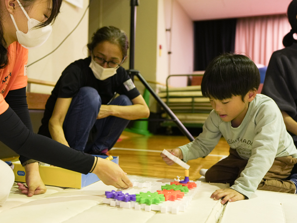 おもちゃで遊ぶゲスト