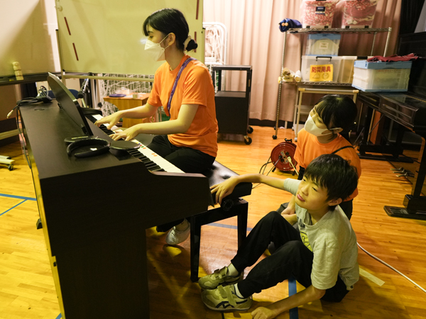 ボランティア学生のピアノ演奏
